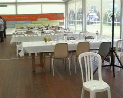 Une partie des tables dresses sous le chapiteau le matin de la cousinade
